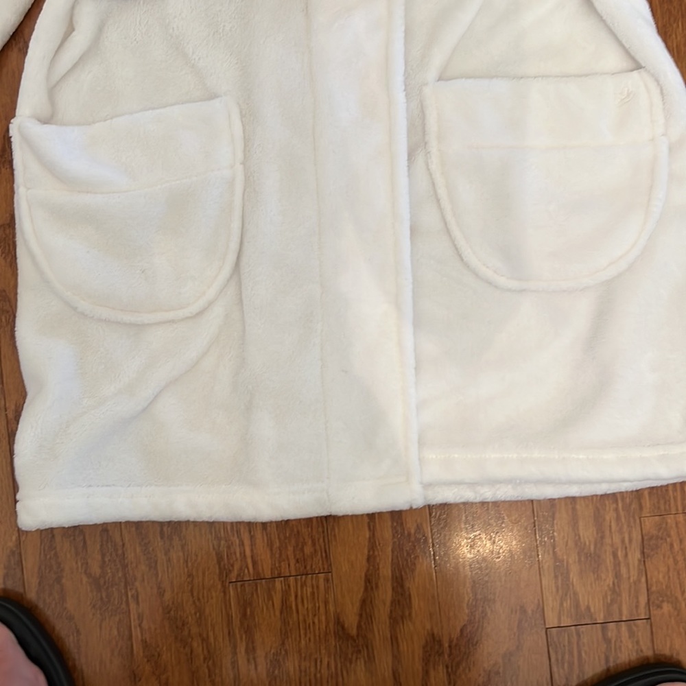 Short White Robe - Picture 4 of 7